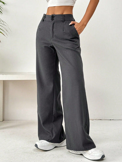 Damenweite Hose mit hohem Bund und Knöpfen