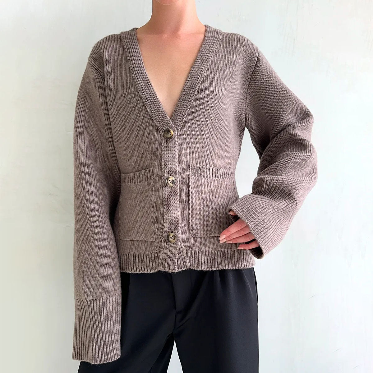 Damen Strickjacke V-Ausschnitt Große Taschen Eveloria - Eveloria