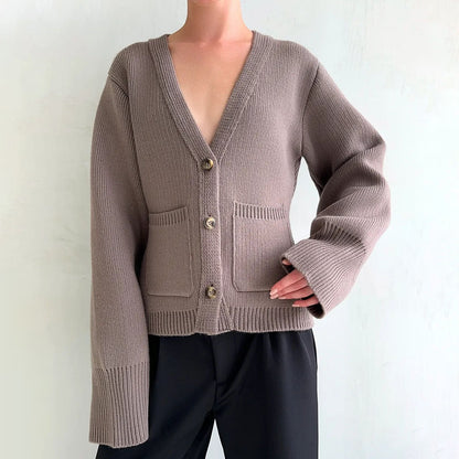 Damen Strickjacke V-Ausschnitt Große Taschen Eveloria - Eveloria