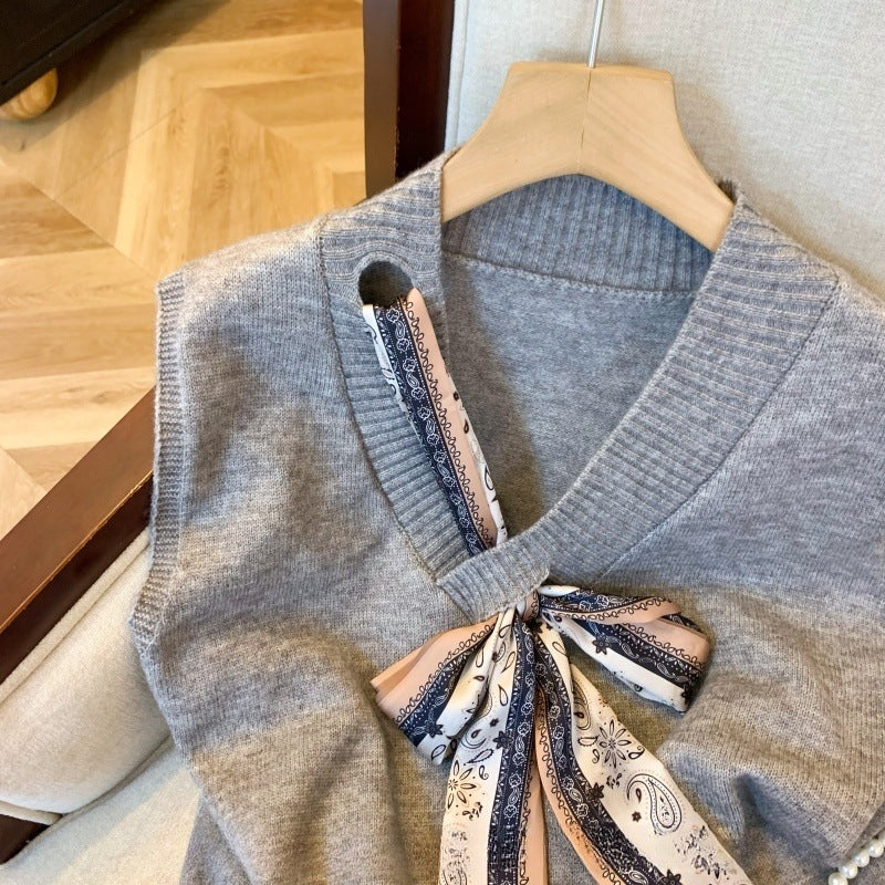 Damen Strickweste mit Halstuch-Applikation