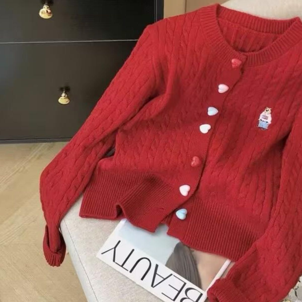 Damen Strickjacke mit Herzknöpfen und Muster