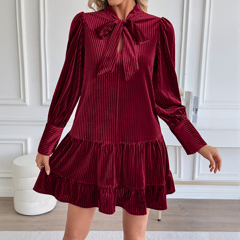 Damen Samtkleid mit Schleifenkragen und Rüschendetails - Eveloria