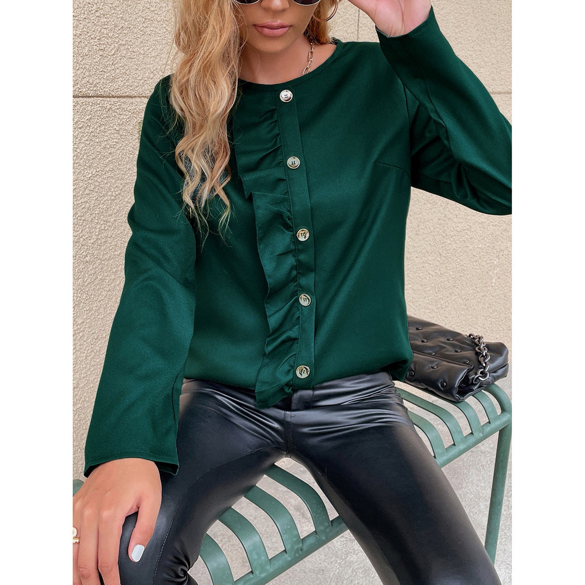 Damen Blusenshirt Rüschendetails Knopfverzierung Eveloria