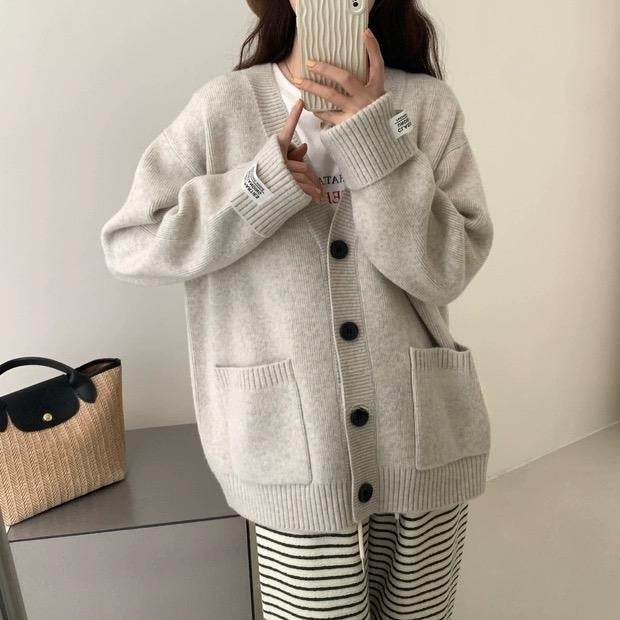 Damen Strickjacke V-Ausschnitt Große Taschen Beige Eveloria
