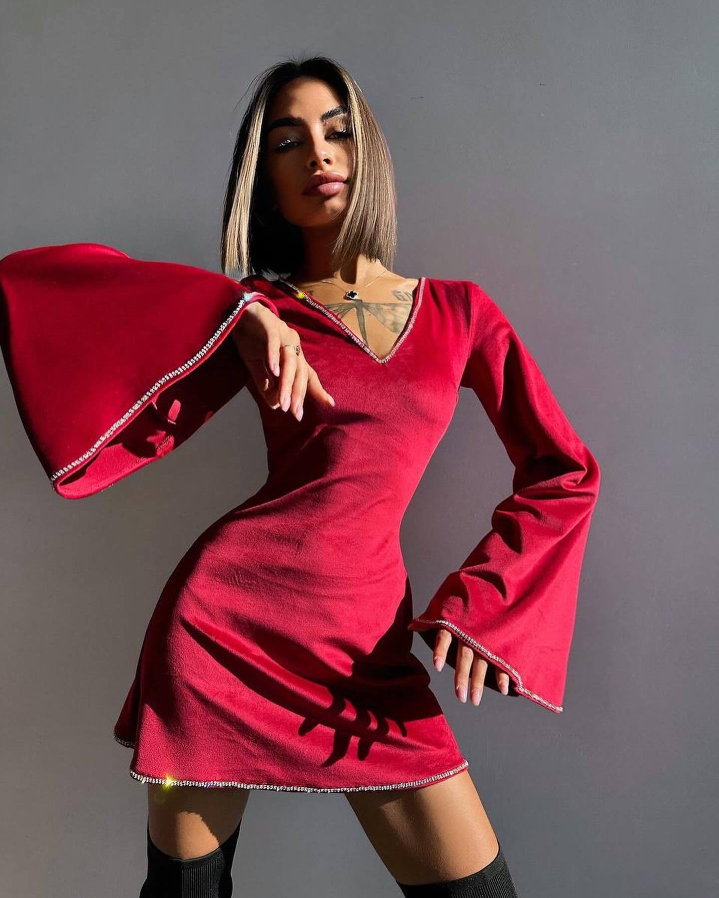 Damen Minikleid V-Ausschnitt Oversized Ärmel