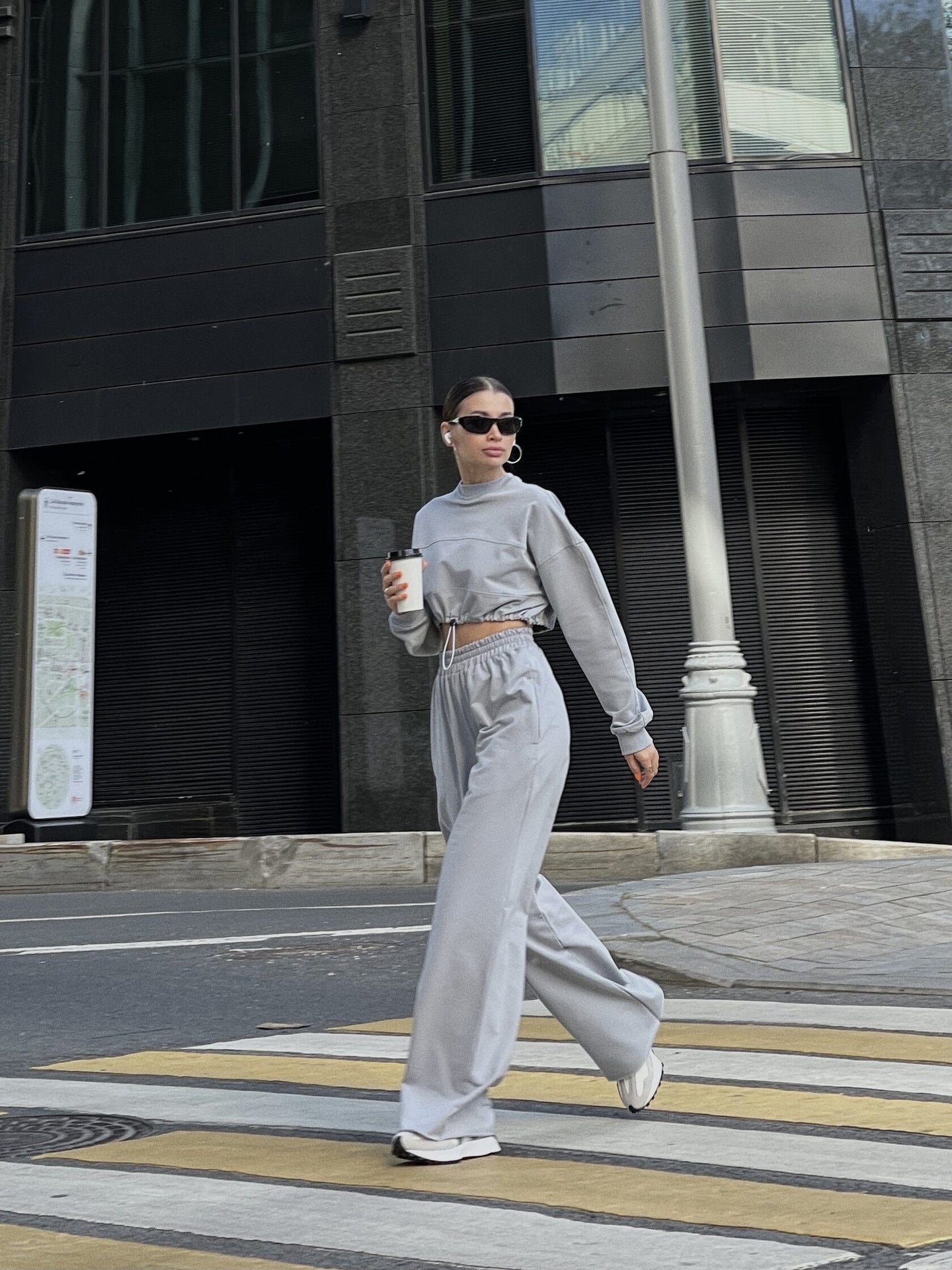 Damen Cropped Sweatshirt Set mit weiter Hose Eveloria
