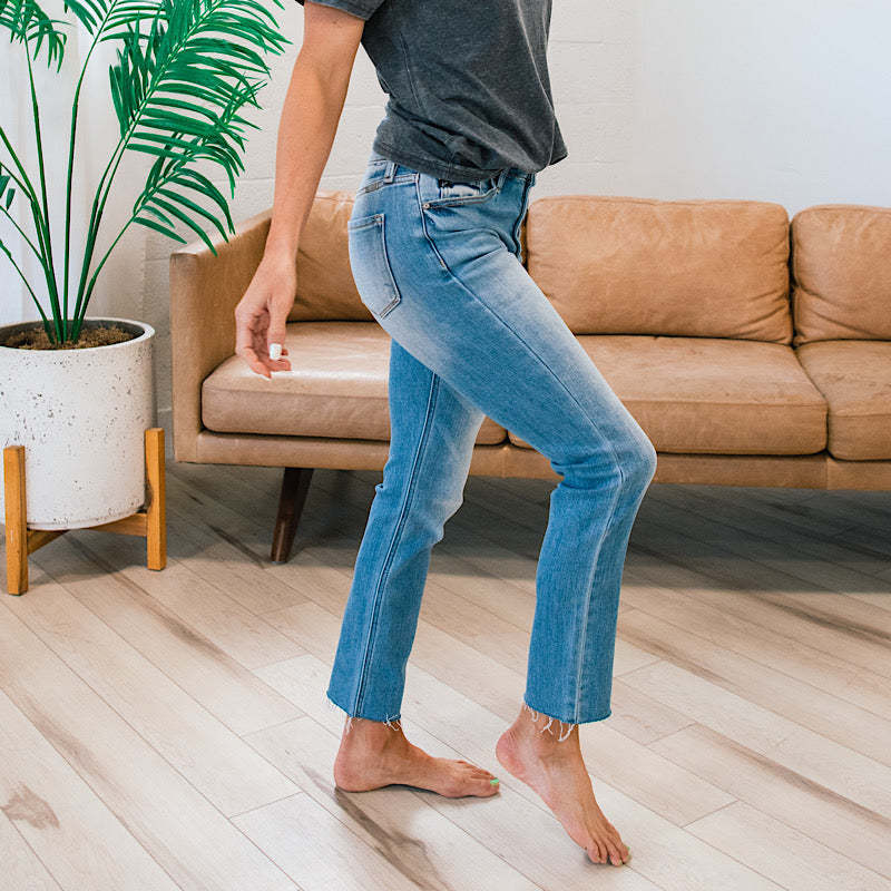 Damen High-Waist Jeans Knöpfeinsatz Fransensaum Eveloria