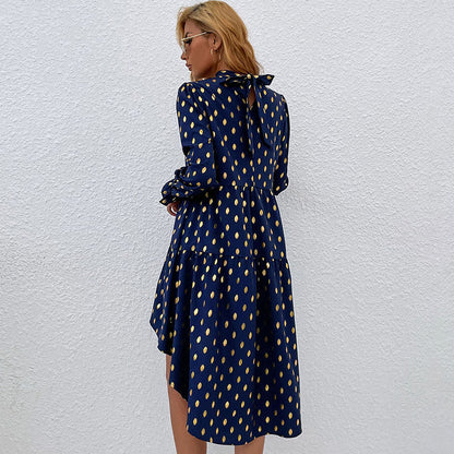Damen Rüschenkleid mit goldenen Akzenten und hohem Kragen