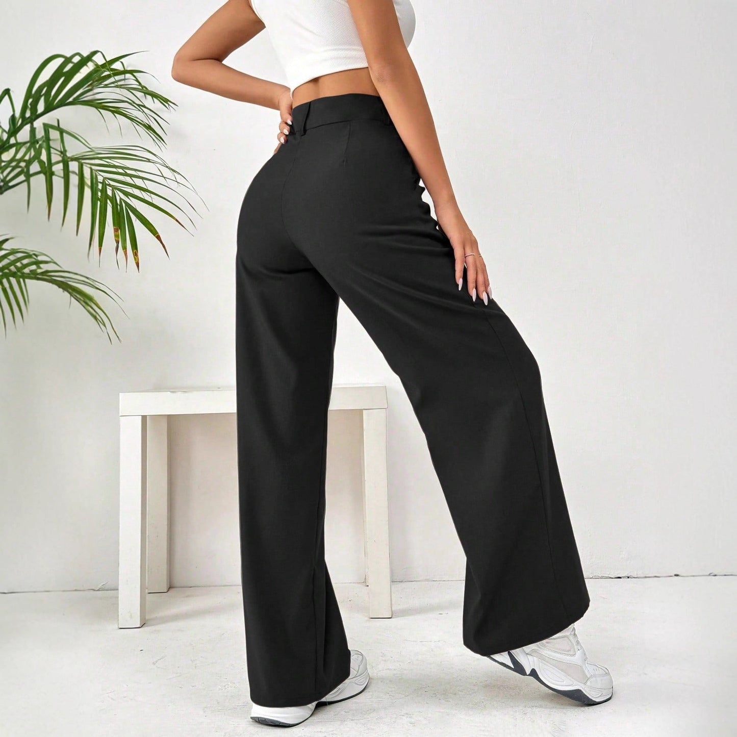 Damenweite Hose mit hohem Bund und Knöpfen