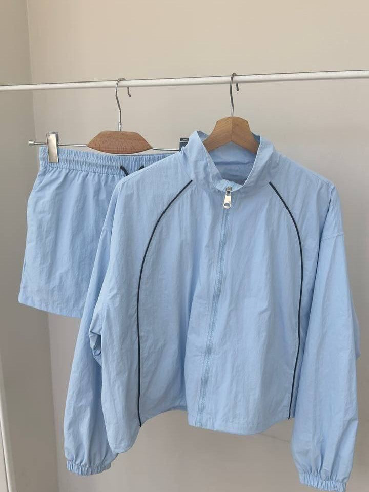 Damen Sportset Windbreaker-Oberteil und Shorts Eveloria