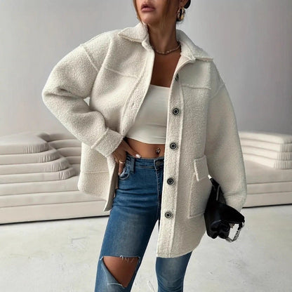 Damen Teddy Mantel Weiß Oversized mit Knöpfen und Taschen - Eveloria