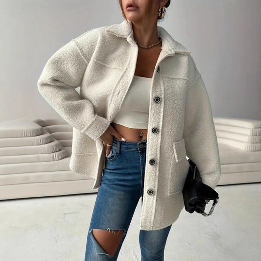 Damen Teddy Mantel Weiß Oversized mit Knöpfen und Taschen - Eveloria