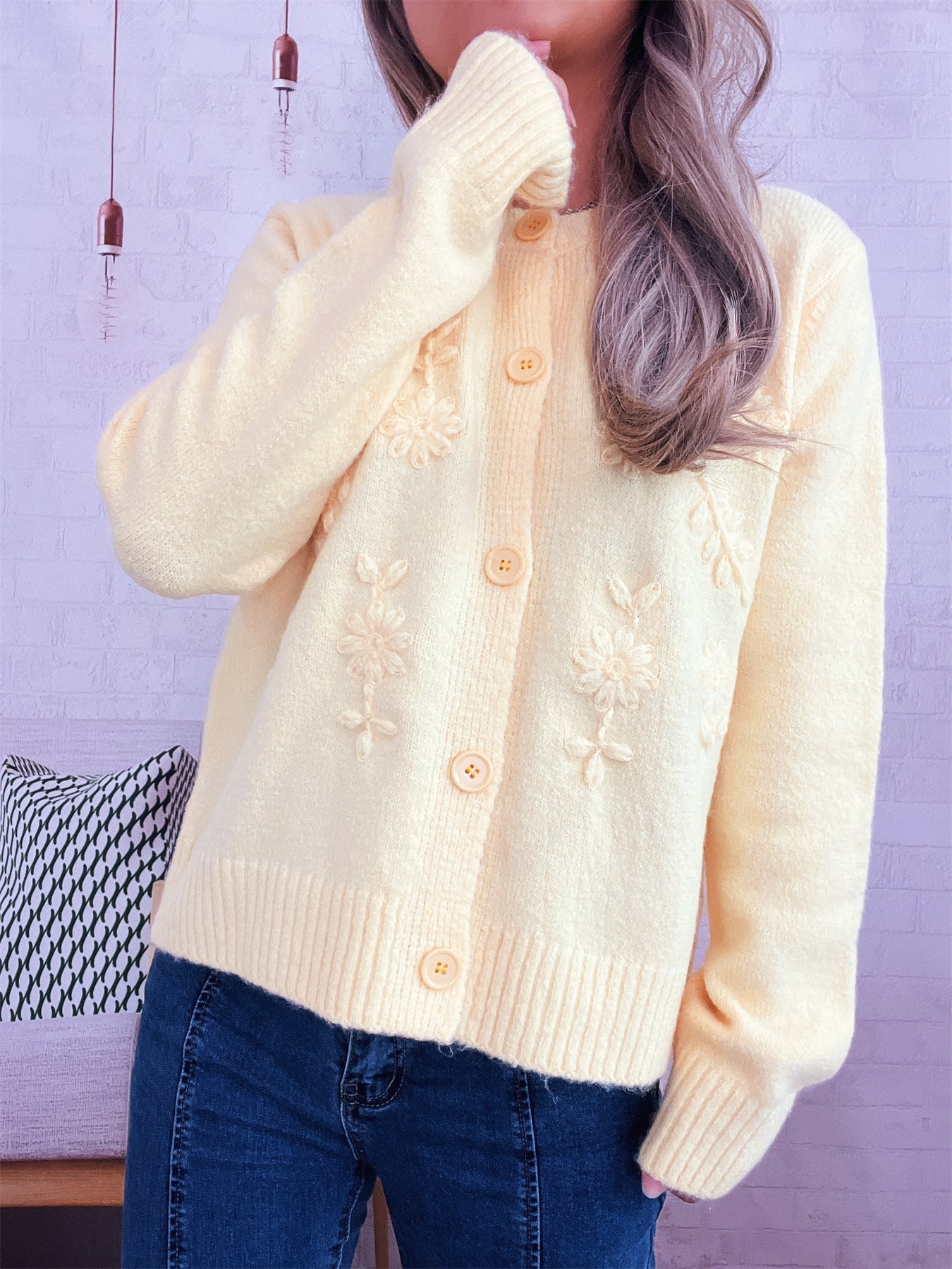Damen Strickcardigan locker mit Blumenapplikationen und Knöpfen