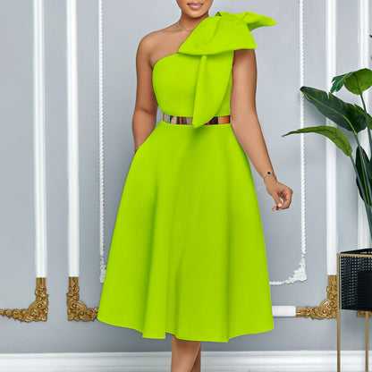 Damen Schulterfreies Kleid mit Halstuch und Goldener Akzent