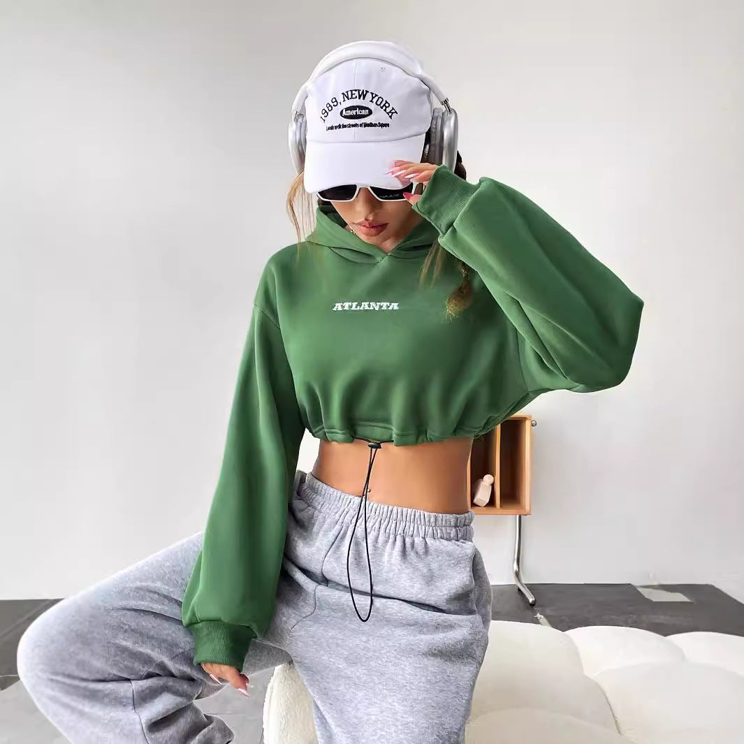 Damen Cropped Hoodie Gestickter Schriftzug Kordelzug Schwarz Eveloria - Eveloria