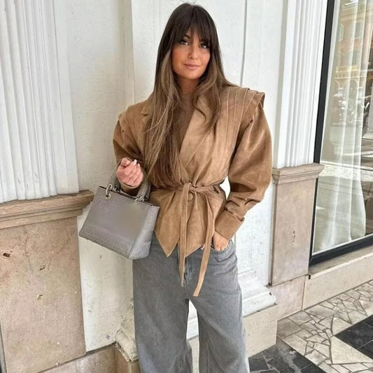 Damen Wildlederjacke mit Gürtel und Schulterdetails Schwarz Eveloria - Eveloria