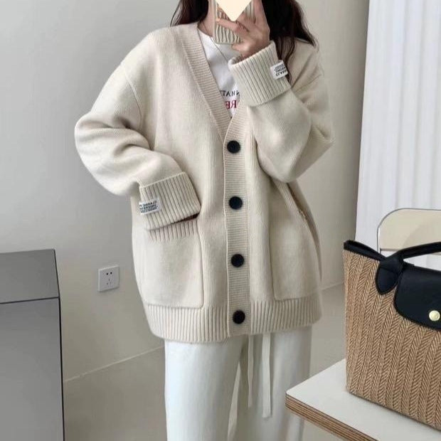 Damen Strickjacke V-Ausschnitt Große Taschen Beige Eveloria - Eveloria