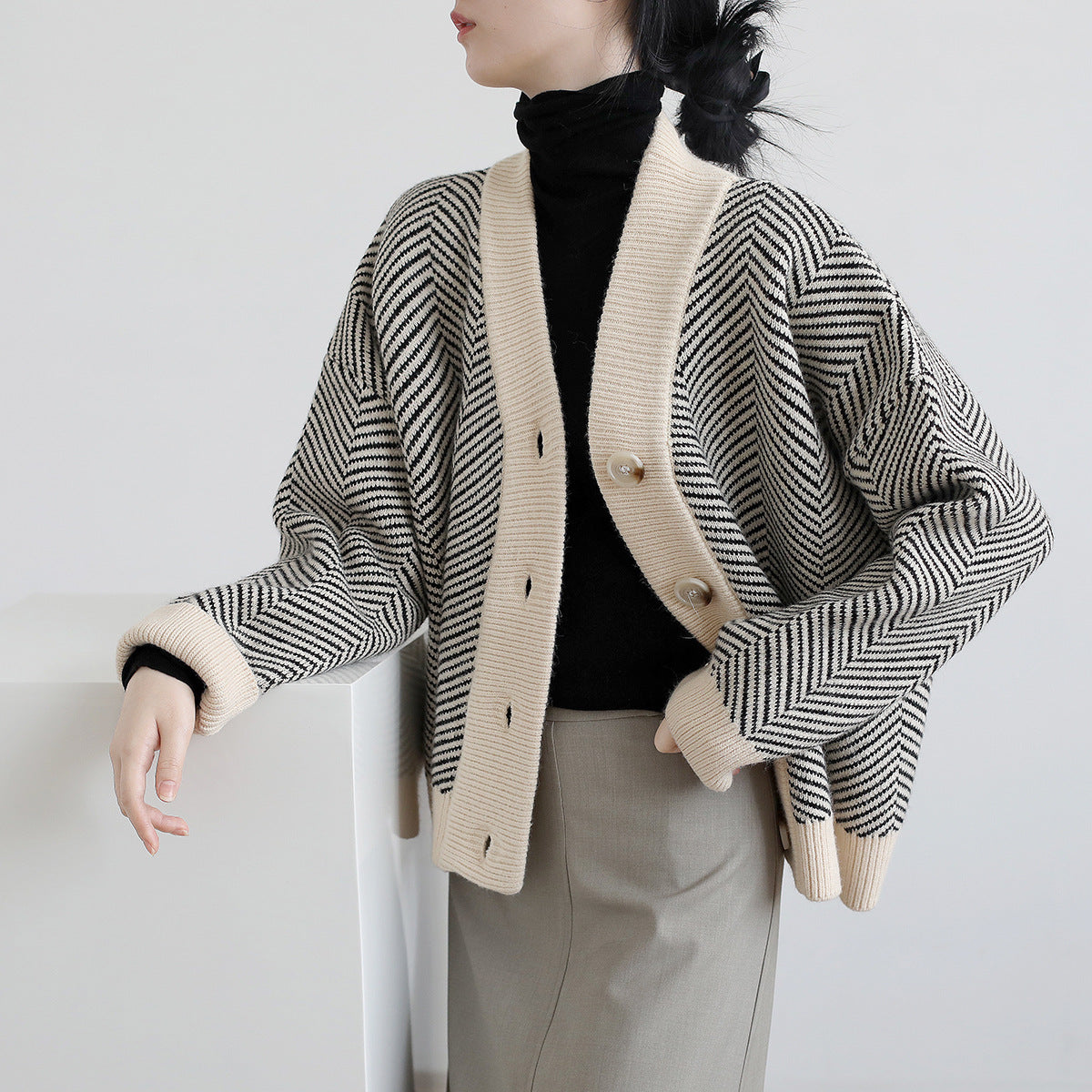 Damen Strickjacke Chevron-Muster Elegante Knöpfe Beige - Eveloria