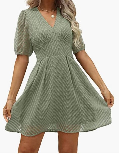 Damen Kleid mit gepufften Ärmeln und V-Ausschnitt Eveloria