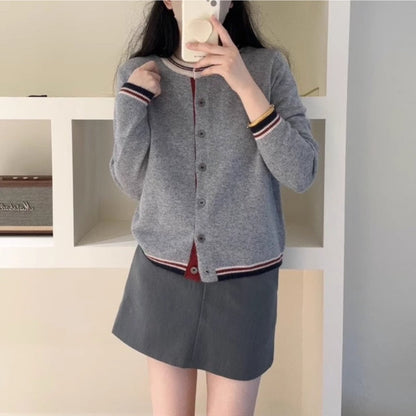Damen Strickjacke Kontrastbündchen Knopfdetails Eveloria