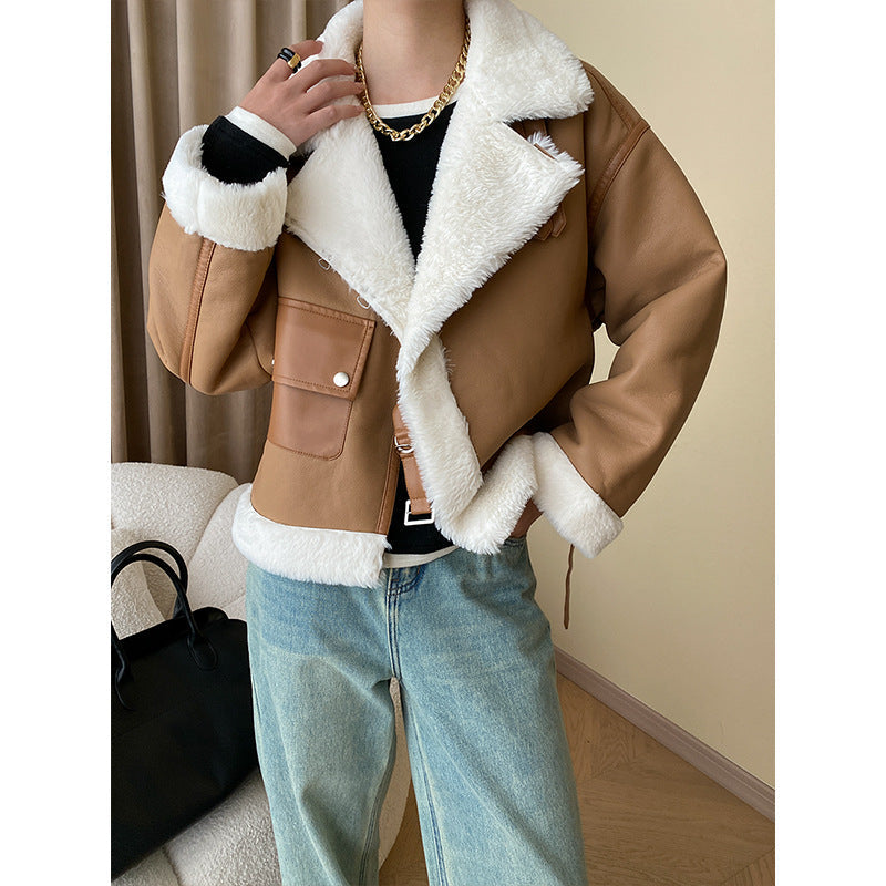 Damen Lammfelljacke Cropped Schnitt mit Druckknöpfen Schwarz Eveloria - Eveloria