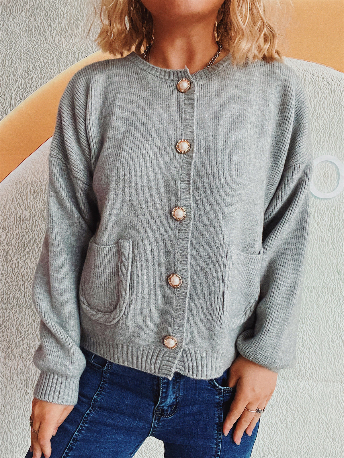 Damen Strickjacke mit Perlenknöpfen und Taschen Eveloria