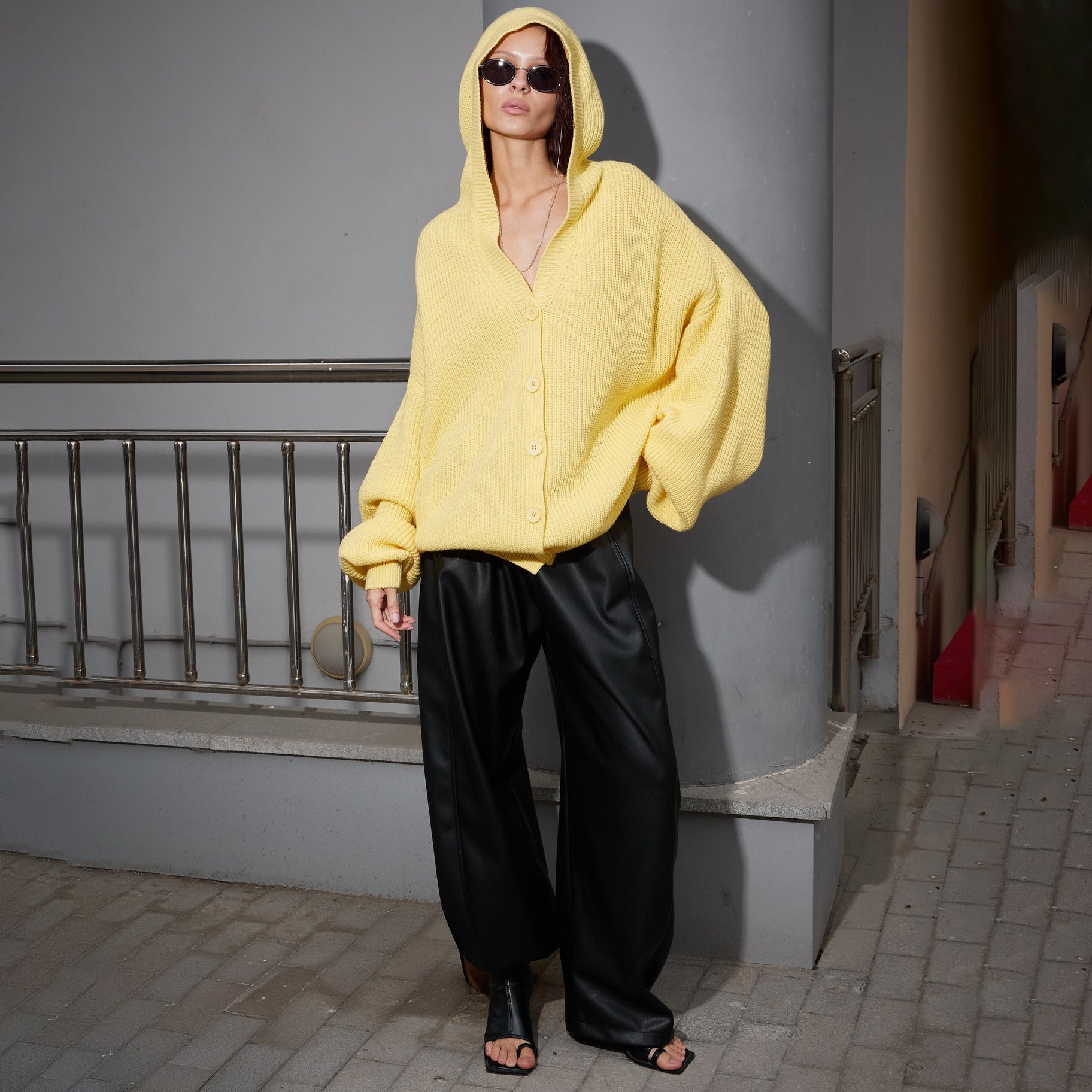 Damen Strickjacke Oversized mit Kapuze und Knöpfen Schwarz - Eveloria