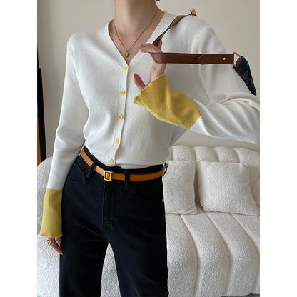 Damen Strickjacke mit Kontrastärmeln und Knöpfen