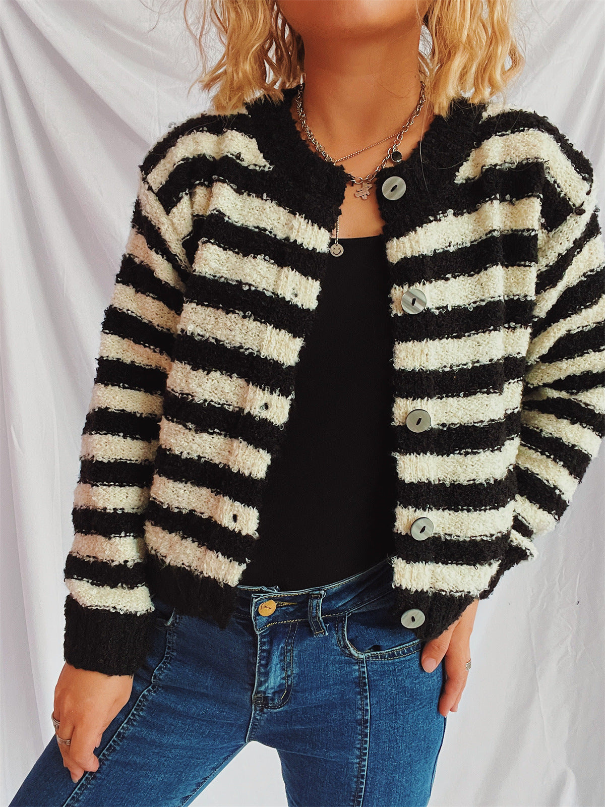 Damen Strickjacke Streifenmuster Knopfdetails Kuschelig Grau