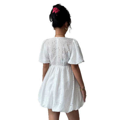 Damen Minikleid Florales Lochdesign V-Ausschnitt