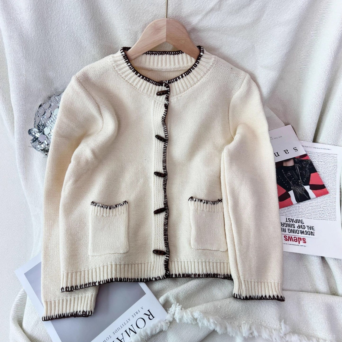 Damen Strickjacke Klassisch mit Kontrastnähten und Taschen - Eveloria