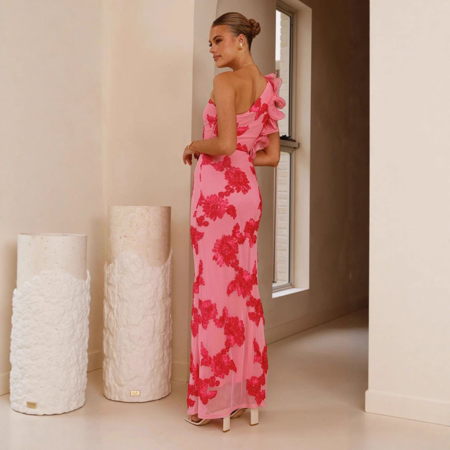 Damen Abendkleid Asymmetrischer Träger Florale Applikationen Eveloria