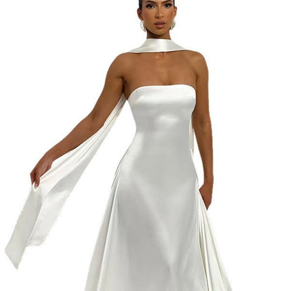 Damen Maxikleid Bandeau mit Halsschmuck und Satin