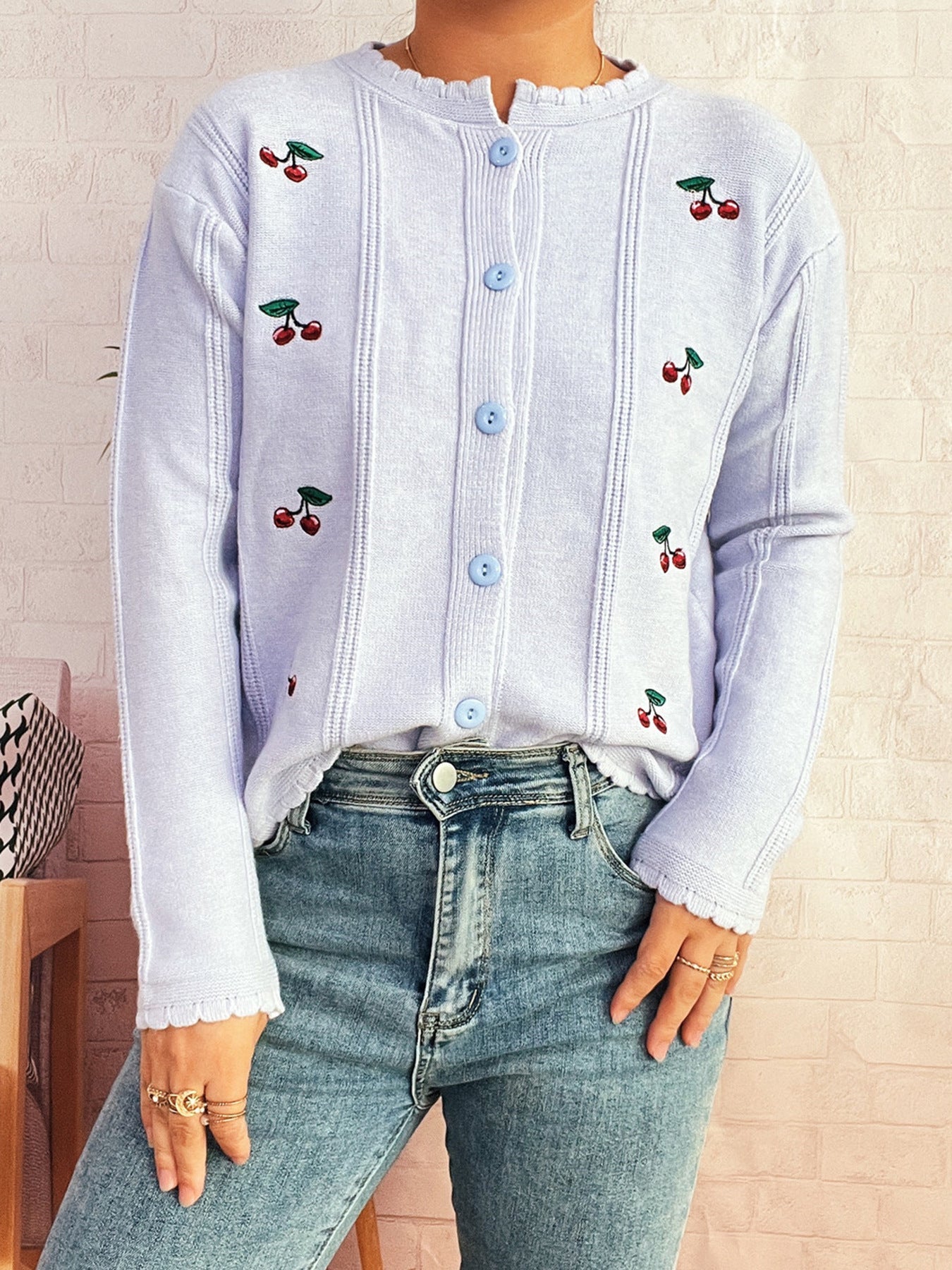 Damen Strickjacke Kirschenmotiv Rüschenkragen