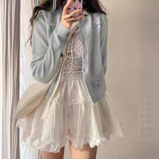 Damen Strickjacke Blumenapplikation Rüschensaum - Eveloria