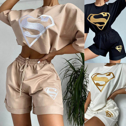 Damen Sport-Set Kurzarm-Shirt und Shorts mit Logo-Design Eveloria - Eveloria