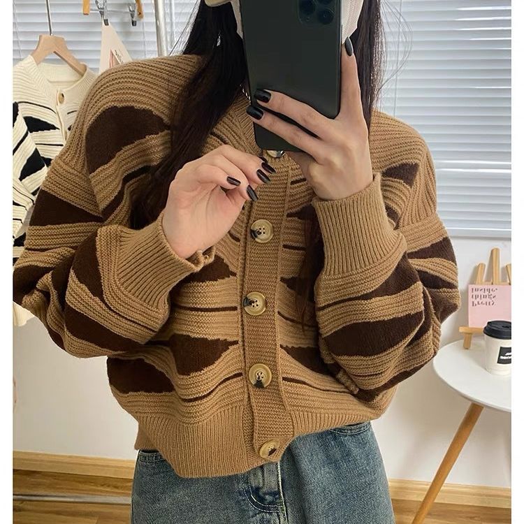 Damen Strickjacke Wellenmuster Große Holzknöpfe Beige