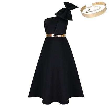 Damen Schulterfreies Kleid mit Halstuch und Goldener Akzent