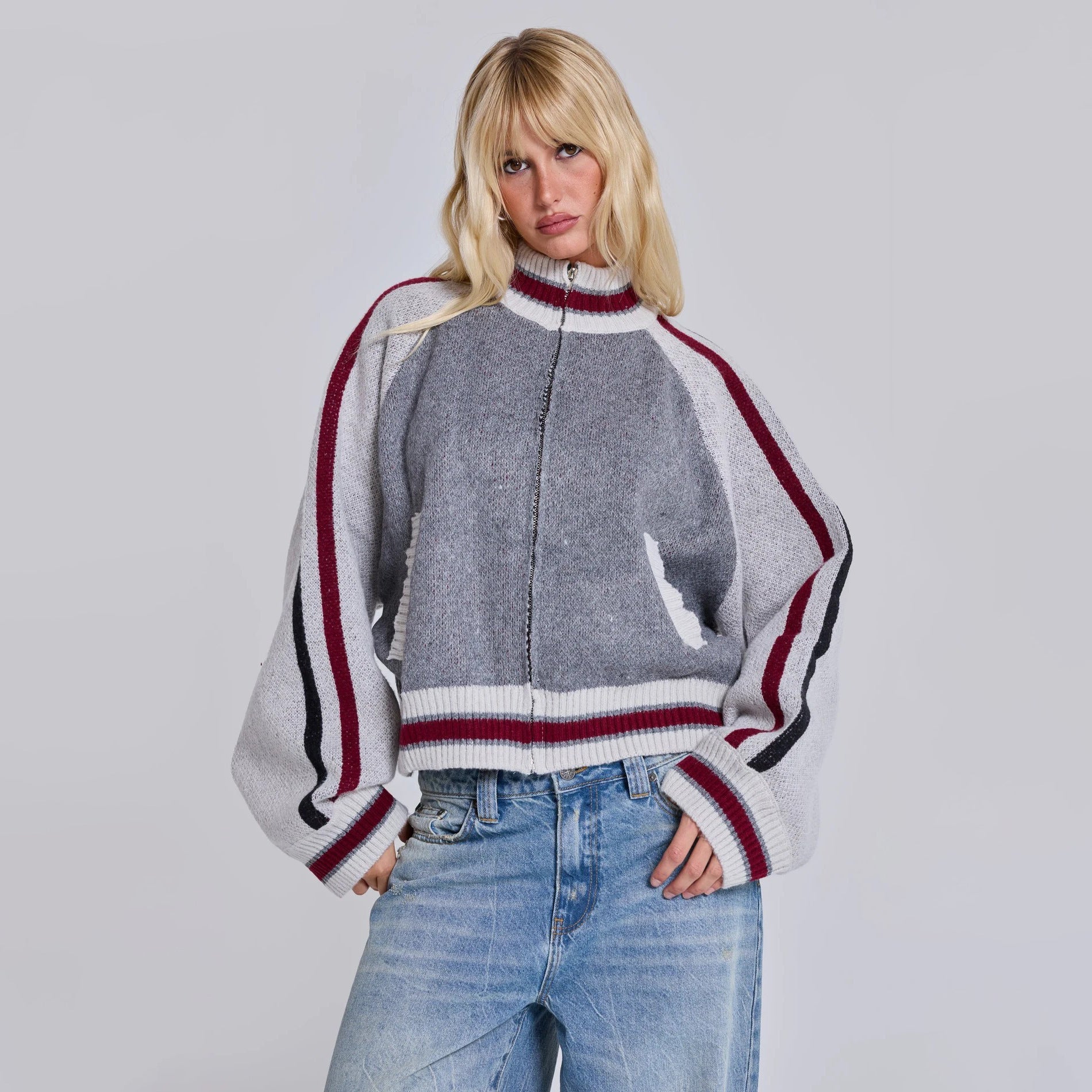 Damen Sweater mit Team-Emblem aus Strickstoff von Eveloria - Eveloria