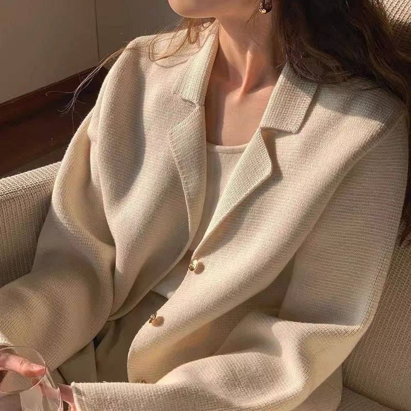 Damen Bouclé-Jacke mit goldenen Knöpfen Eveloria