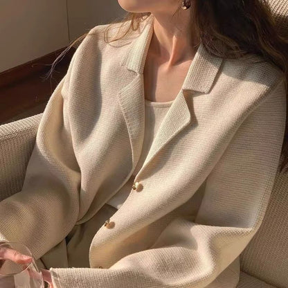 Damen Bouclé-Jacke mit goldenen Knöpfen Eveloria
