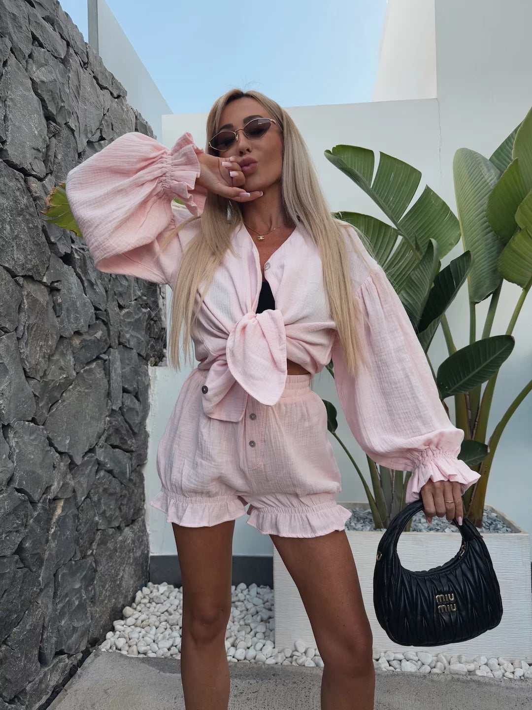 Damen Set Kurze Hose Luftige Bluse Rüschendetails