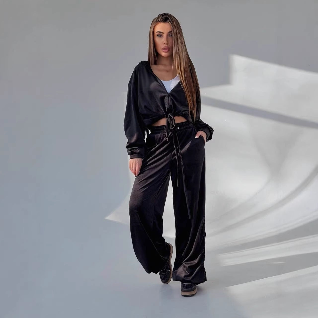 Damen Lounge-Set mit Crop-Hoodie und weiten Hosen Eveloria