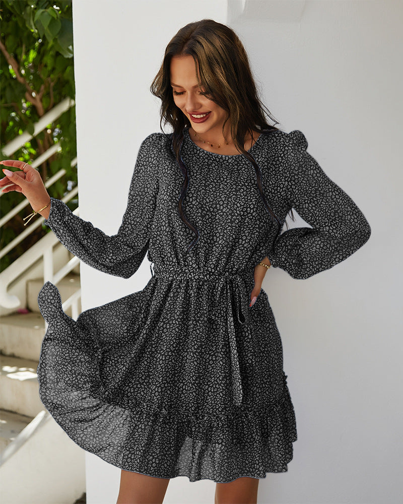Damen Minikleid Luftig Rüschendetails Bindegürtel Eveloria