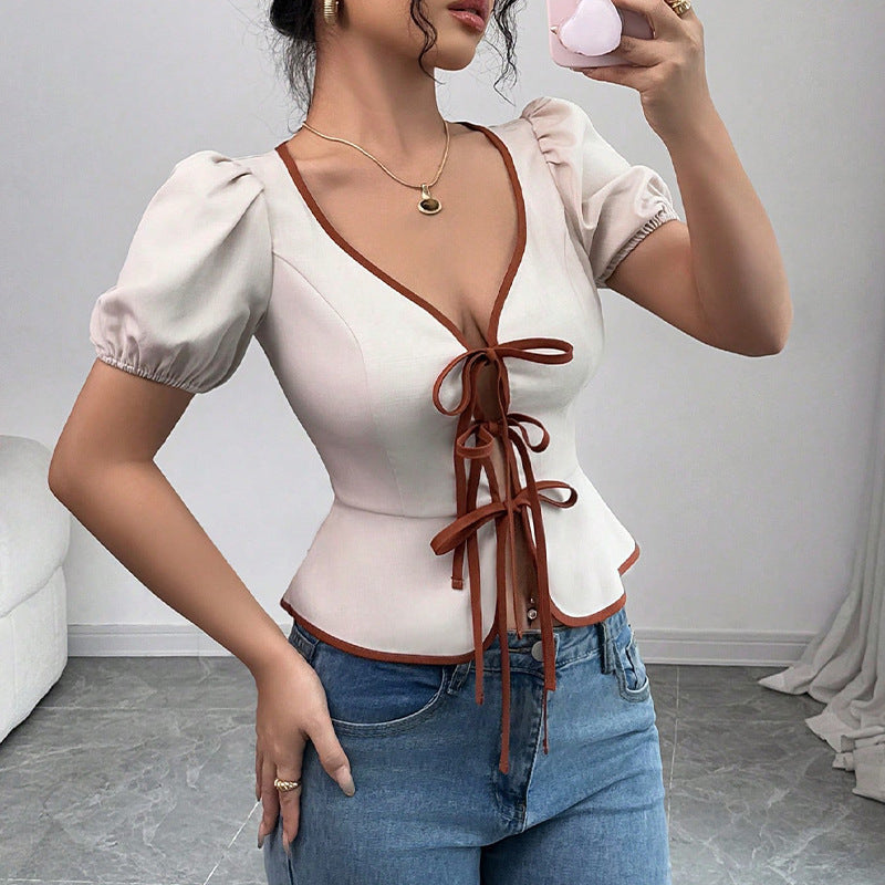 Damen mit Puffärmeln und Zierschnürung