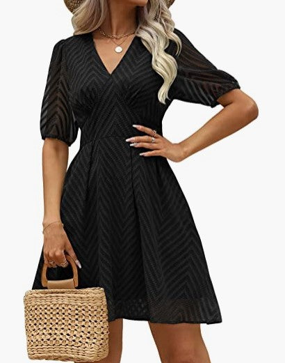 Damen Kleid mit gepufften Ärmeln und V-Ausschnitt Eveloria