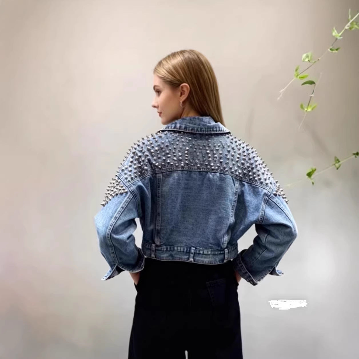 Damen Denimjacke Nietenverzierungen Blau Eveloria
