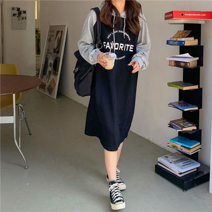 Damen Oversized Hoodie-Kleid mit Grafikdruck und Seitentaschen Schwarz - Eveloria
