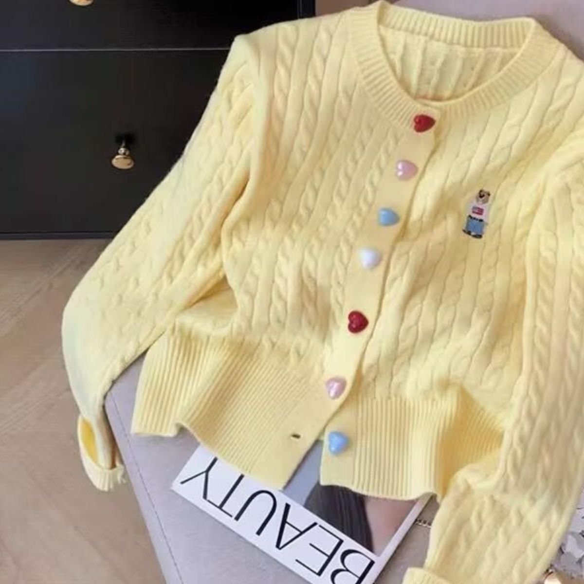 Damen Strickjacke mit Herzknöpfen und Muster