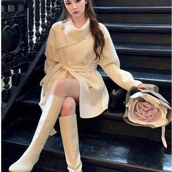 Damen Kurzjacke Asymmetrischer Kragen Goldene Knöpfe Eveloria